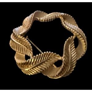 Vintage Crown Trimaran Round Leaf Wreath‎ Brooch Gold Tone